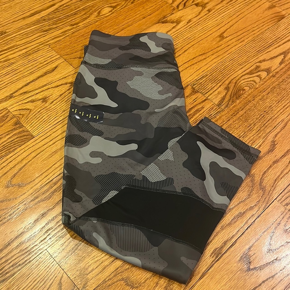 NWT Xersion Woman’s Camo 7/8 Leggings Size XL